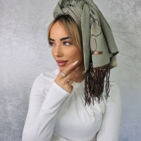 מטפחת לונג שקד בגוון ירוק מרווה עם עיטורי פייטים ופרנזים