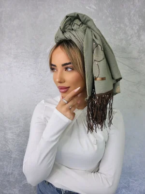 מטפחת לונג שקד בגוון ירוק מרווה עם עיטורי פייטים ופרנזים