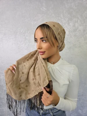 מטפחת עופרי בגוון חול עם עיטורי פייטים ופרנזים