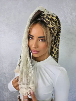 מטפחת אביטל בגוון חול עם שוליים מעוצבים וטקסטורת רשת