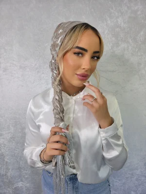 מטפחת גלי לונג חגיגית בגוון אבן עם פרנזים למראה יוקרתי