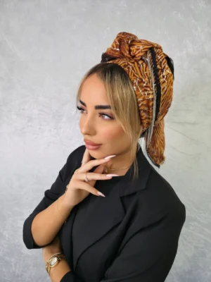 מטפחת בתיה בגוון חמרה עשיר עם אחיזה יציבה ופרנזים