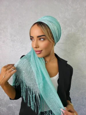 מטפחת עדיאל בגוון טורקיז עמוק מעוטרת באבני חן מנצנצות