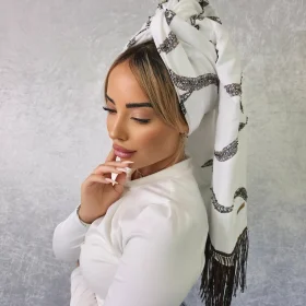 מטפחת ערב תמר לבנה בעיצוב חגיגי עם פרנזים יוקרתיים