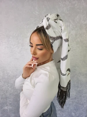 מטפחת ערב תמר לבנה בעיצוב חגיגי עם פרנזים יוקרתיים