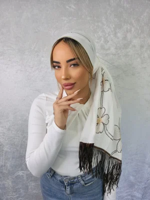 מטפחת ערב שקד לבנה עם שוליים מעוצבים ואחיזה יציבה