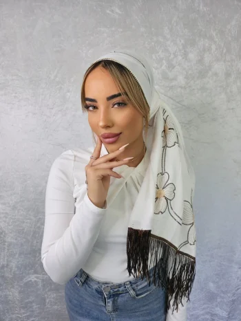 מטפחת ערב שקד לבנה עם שוליים מעוצבים ואחיזה יציבה