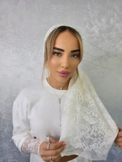 מטפחת לוטם לבנה עם תחרה ונגיעות מנצנצות מושלמת לכלה או לאירוע