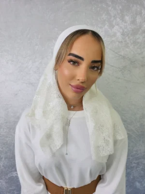מטפחת עטרת לבנה חגיגית בעיטור תחרה ופייטים לאירועים