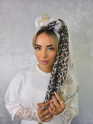 מטפחת טלאל בצבע לבן חגיגי עם הדפס פרחוני ורקמה