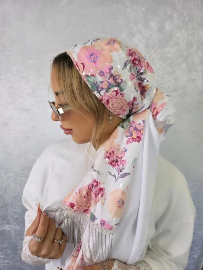 מטפחת אביגיל לבנה חגיגית לערב עם שוליים מעוצבים ופרנזים
