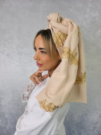 מטפחת אסתר בלוק בז' חגיגי עם עיטורי רקמה ופייטים