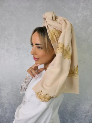 מטפחת אסתר בלוק בז' חגיגי עם עיטורי רקמה ופייטים