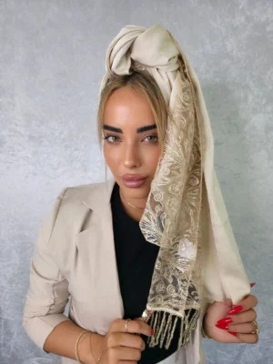 מטפחת נוי לאירועים בצבע בז' עם שילוב רקמה מנצנצת