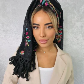 מטפחת לונג הדסה בטקסטורת רשת בגוון שחור