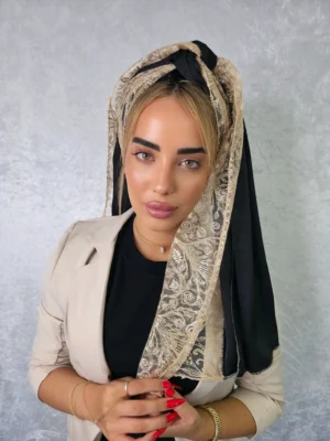 מטפחת ערב שחורה דגם נוי עם פייטים מנצנצים ופרנזים