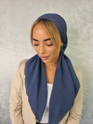 מטפחת שיר מרובעת בגוון כחול עמוק ואטום לחלוטין