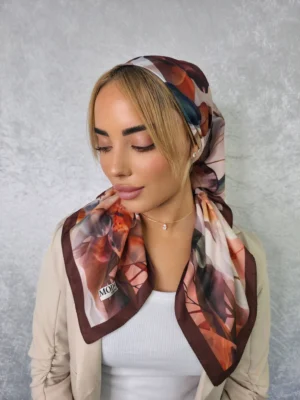 מטפחת שובל בצבע חום משי פרחונית בגימור חצי מבריק