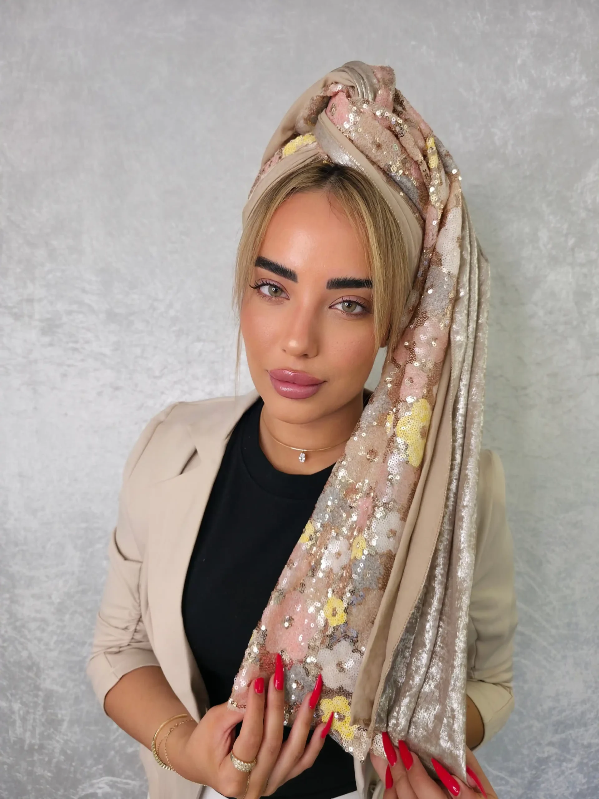 headscarf-female-champagne-F20000882 מטפחת אמילי בגוון שמפניה בדוגמה פרחונית עדינה לאירוע