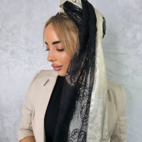 מטפחת לונג אמבר בגוון קרם אלגנטי בגימור מבריק ויוקרתי