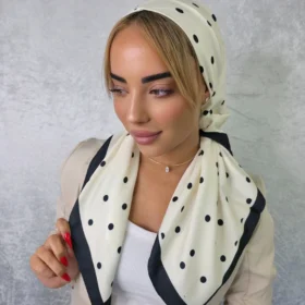 מטפחת אורפז מרובעת משי בגוון קרם רך ויוקרתי