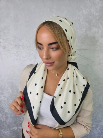 מטפחת אורפז מרובעת משי בגוון קרם רך ויוקרתי