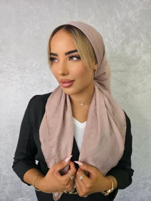 מטפחת אבישג מרובעת בצבע ורוד עתיק בסגנון חגיגי
