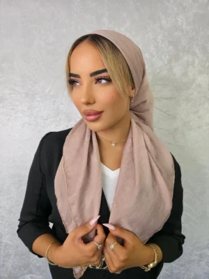 מטפחת אבישג מרובעת בצבע ורוד עתיק בסגנון חגיגי