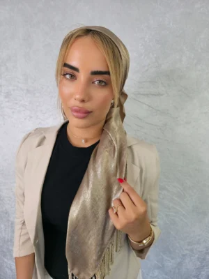 מטפחת ליאנה מרובעת בצבע זהב בגימור מבריק יוקרתי