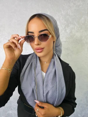 מטפחת אבישג מרובעת בצבע אפור עם שוליים מעוצבים וחרוזים
