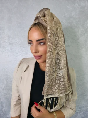 מטפחת לונג דגם נוי בגוון מוקה בעיצוב יוקרתי משולב תחרה
