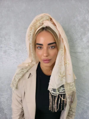מטפחת אנאבל בצבע ניוד עדין עם עיטורים חגיגיים וטקסטורה עשירה