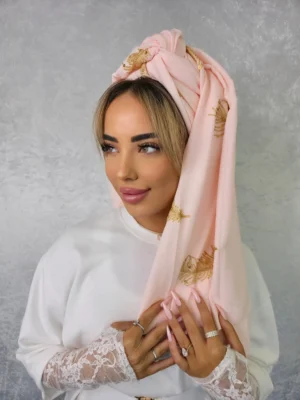 מטפחת אסתר בגוון ורוד נשי עם רקמה יוקרתית לאירוע