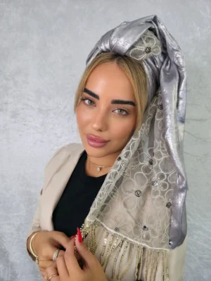 מטפחת אמה בגוון כסף מטאלי עם עיטורי תחרה ופייטים לאירוע