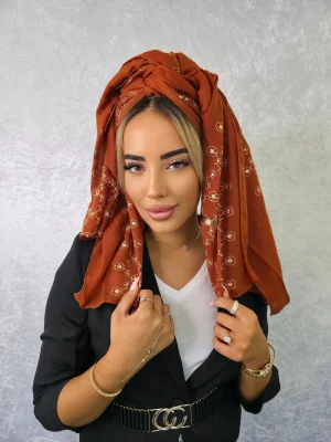 מטפחת נרקיס בגוון חמרה עם רקמה פרחונית חגיגית