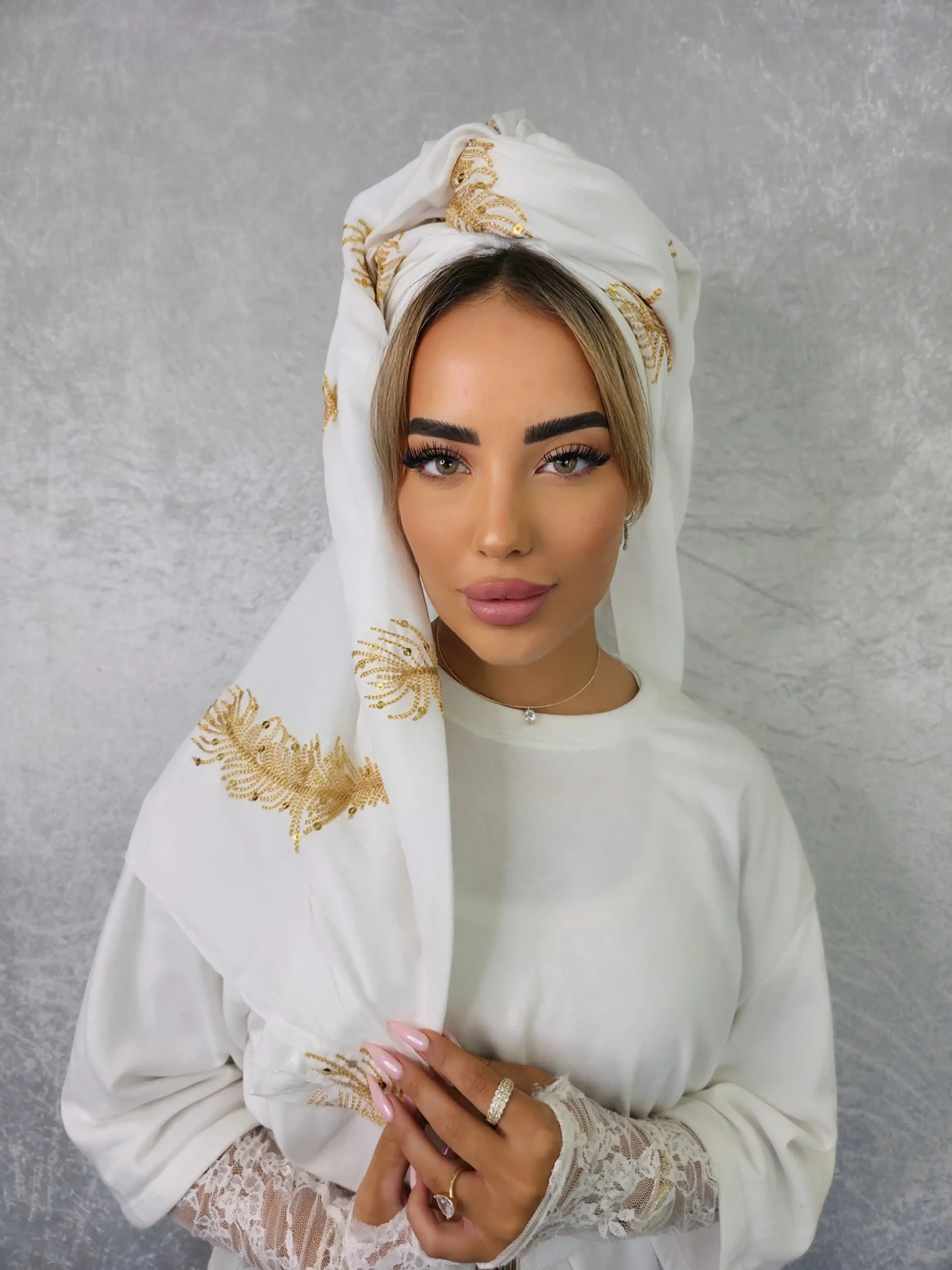 headscarf-female-white-20002862-5 מטפחת אסתר בלבן חגיגי עם פייטים ורקמה עדינה