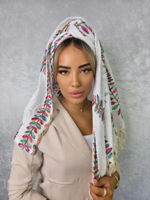 מטפחת לונג הדסה אוורירית בגוון לבן עם עיטורי רקמה