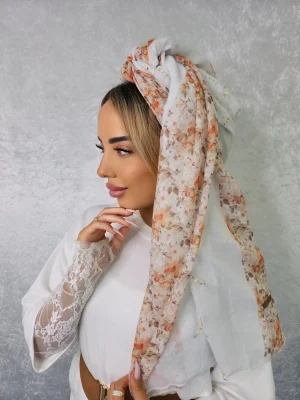 מטפחת מוראל בצבע לבן לאירועים עם פייטים עדינים ותחרה