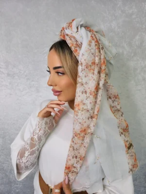 מטפחת מוראל בצבע לבן לאירועים עם פייטים עדינים ותחרה