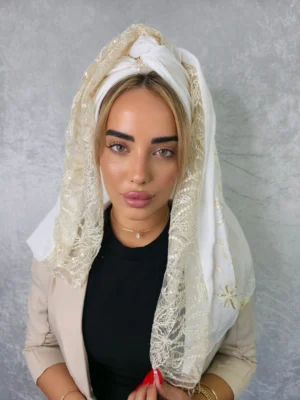 מטפחת לונג אנאבל בצבע לבן חגיגי עם שילוב תחרה ופנינים