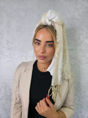 מטפחת נוי חגיגית לאירועים בצבע לבן עם רקמה וברק מטאלי