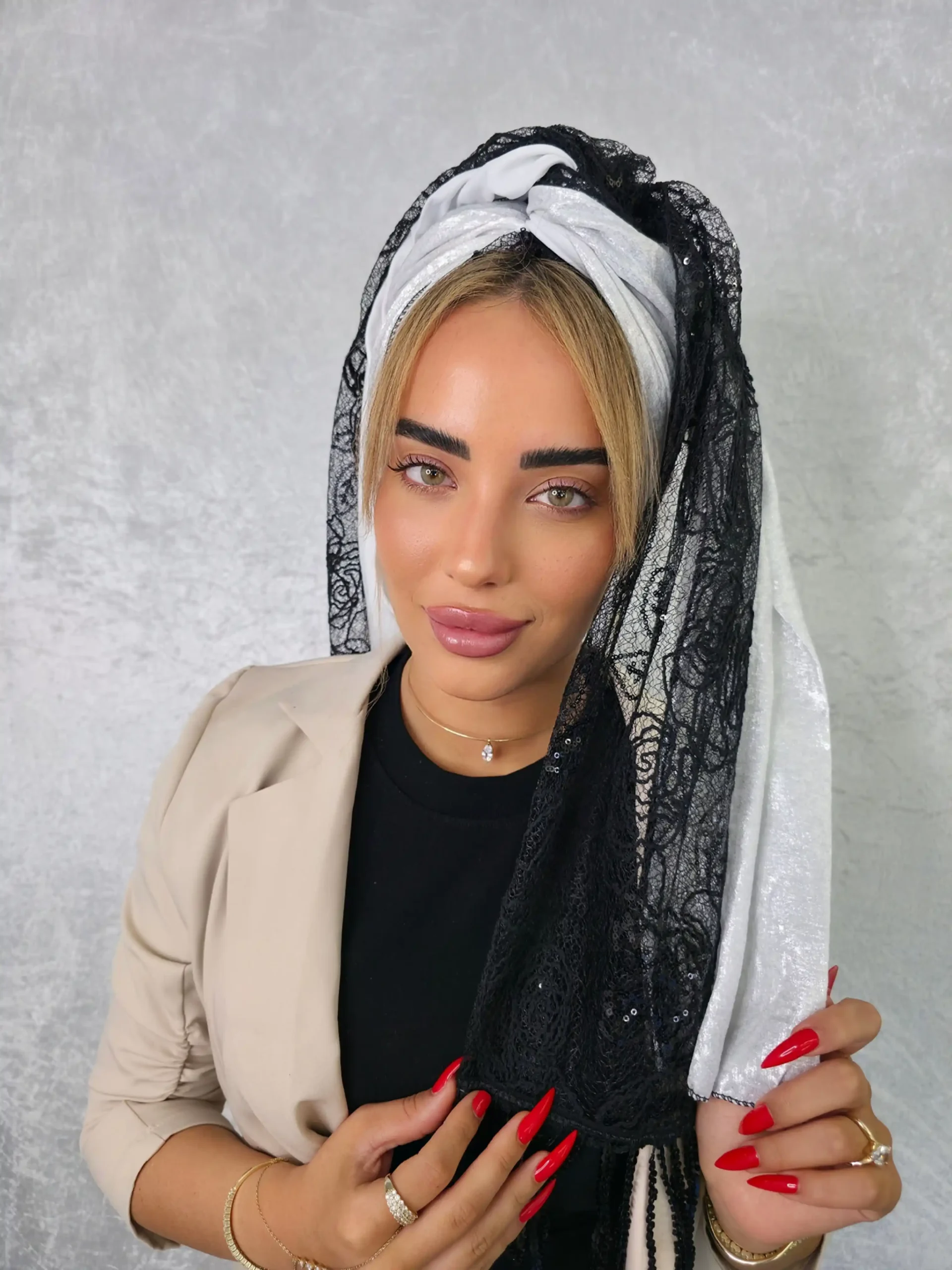 מטפחת אמבר לבנה חגיגית עם שולי תחרה מעוצבים ופייטים