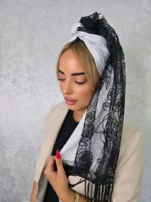 מטפחת אמבר לבנה חגיגית עם שולי תחרה מעוצבים ופייטים