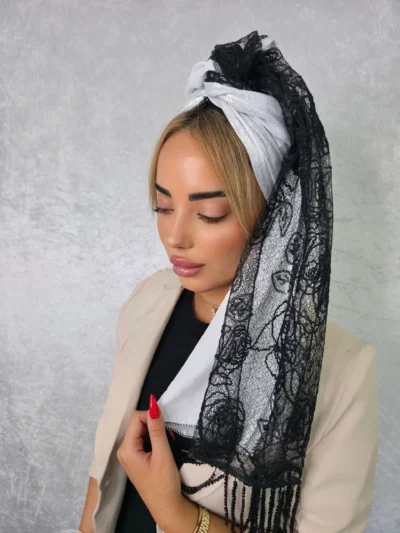 מטפחת אמבר לבנה חגיגית עם שולי תחרה מעוצבים ופייטים