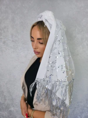 מטפחת ויולט לבנה לאירועים עם שילוב רשת ופייטים