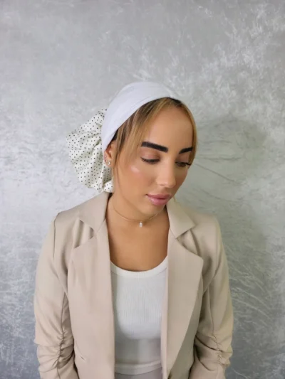 גומיית פריז - נקודות בגוון קרם מבית לונג פאשן, לשדרוג המטפחת, הטורבן או התסרוקת במראה עדין, אלגנטי ומלא סטייל