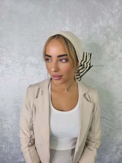 גומיית נפח ריביירה פסים בצבע קרם לכיסוי ראש ועיצוב תסרוקת
